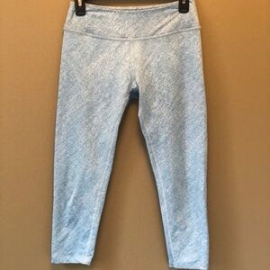 Beyond Yoga Medium Capri Leggings. Light blue and white.